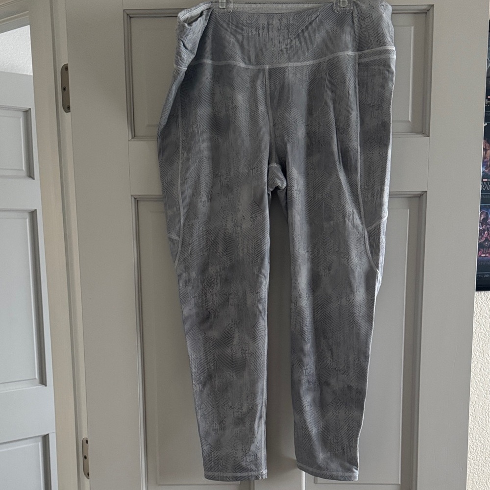 CALIA Gray Geo Patterned 7/8 Leggings